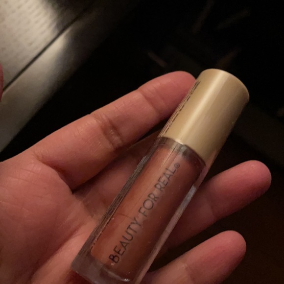 BEAUTY FOR REAL
Be Seen Weightless Liquid Lipstick in Maxed Out
2 ML - Picture 2 of 3